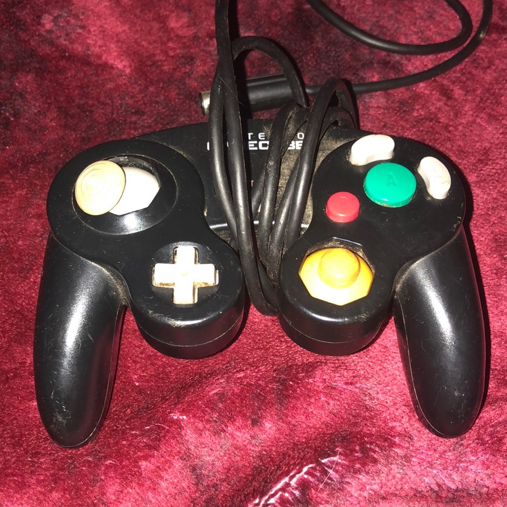 Broken Nintendo game cube controller can be fixed or used for parts
